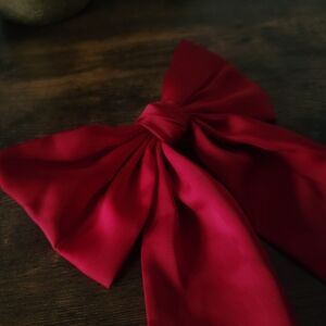 Elegant Red Bow Clip-on Hair Accessory